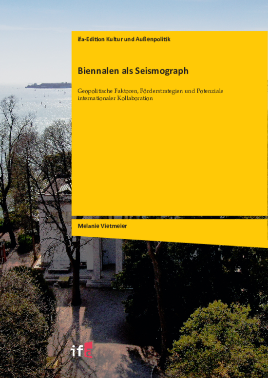 Man sieht das Cover der Forschungsarbeit Biennalen als Seismograph. Im Hintergrund sieht das Gebäude des Deutschen Pavillons auf der Biennale.