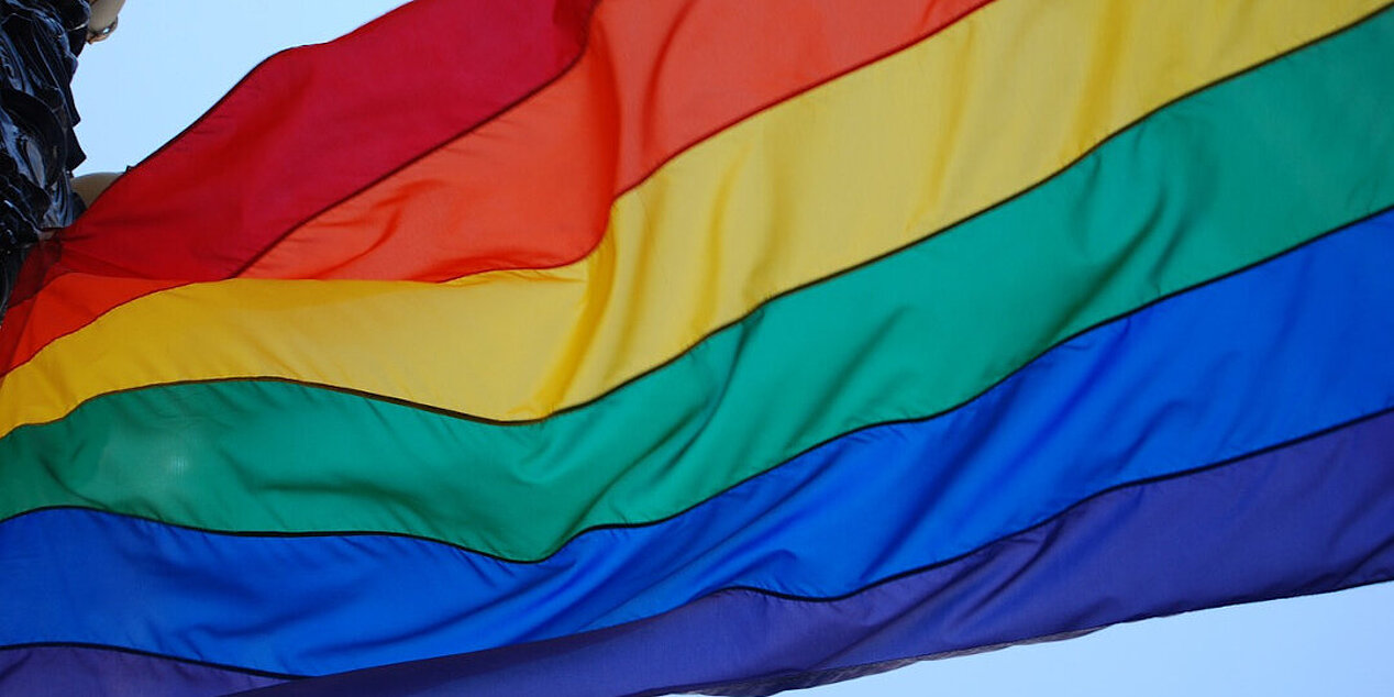 Die Regenbogenfahne ist das weltweite Symbol der LSBTTIQ*-Bewegung; Foto: nancydowd via Pixabay