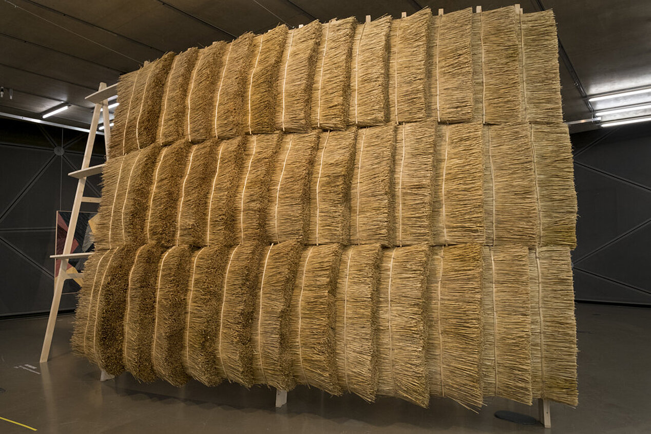 Installation made of straw and wood.