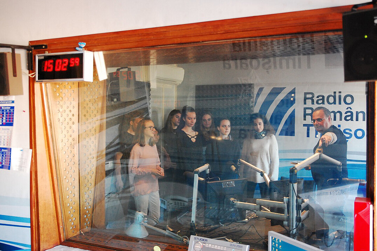 Teilnehmerinnen des Radioworkshops in der Radioredaktion