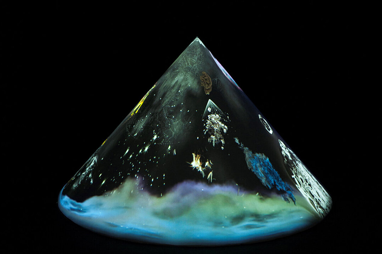 Das Kunstwerk Wonders of the Moon von Sina Seifee zeigt eine abstrakte Weltraumansicht, die in Form eines Diamanten gestaltet ist