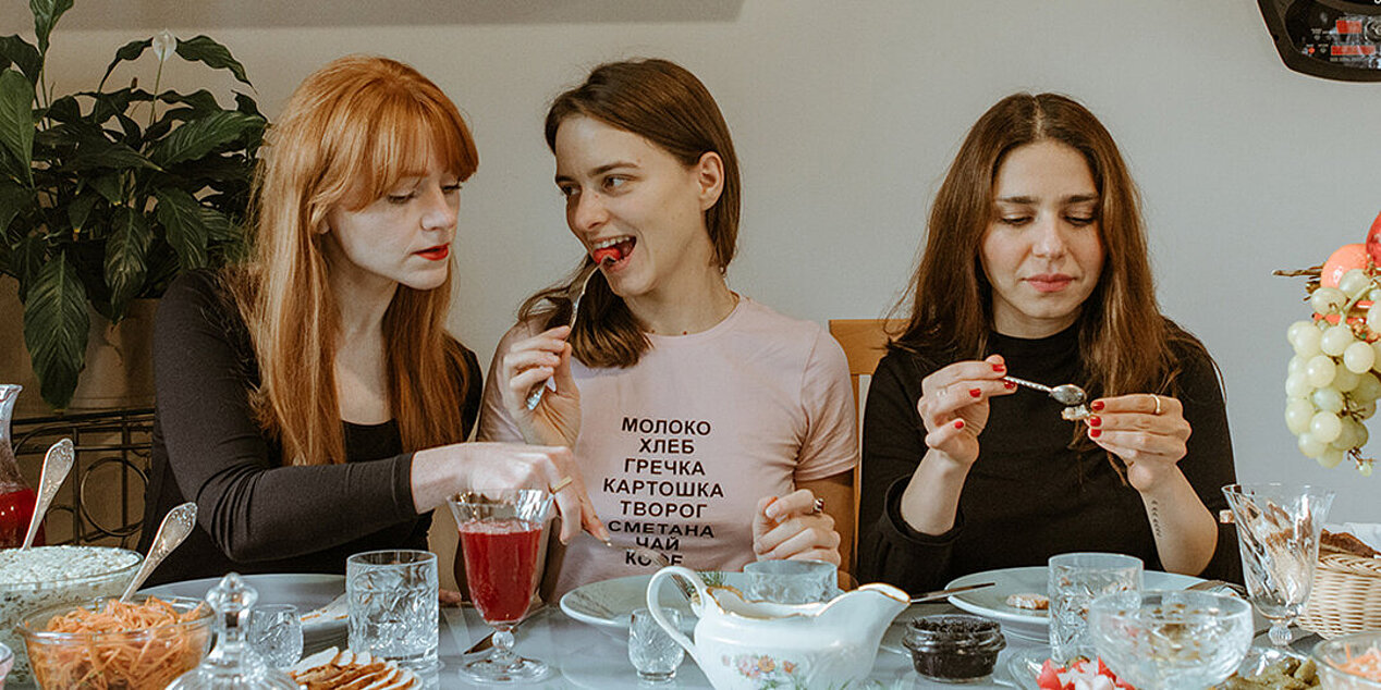 Julia Boxler (middle) with her podcast colleagues Helena Melikov (left) and Ani Menua (right)