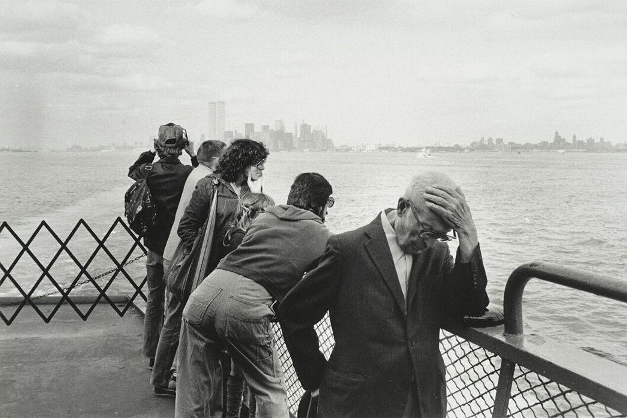 Menschen auf der Staten Island Ferry, im Hintergrund die Skyline New Yorks, 1978