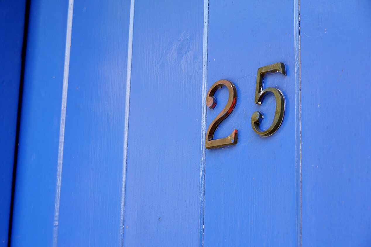 Zahl 25 an blauer Fassade