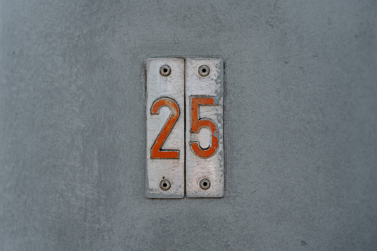 Nummer 25 an einer Wand