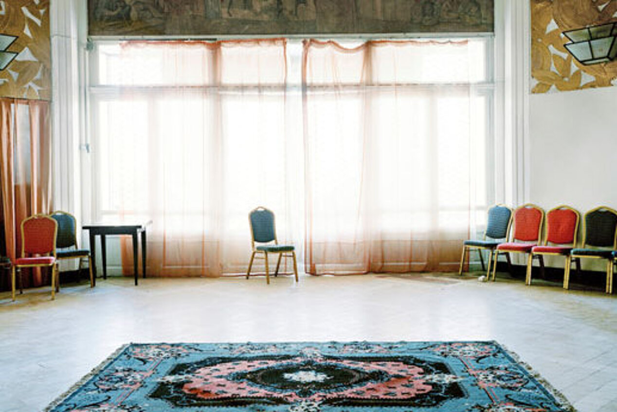 Fotografie des Eingangs zum Hotel El Safir mit markantem orientalischem Teppich im Vordergrund