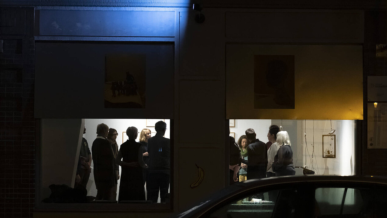 Man sieht die ifa-Galerie Berlin bei Nacht von außen. Drinnen brennt Licht und es sind Menschen zu erkennen. © Victoria Tomaschko