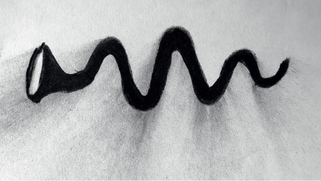 Kohlezeichnung einer Schlange, die anstelle des Kopfes einen Trichter hat. Der Körper ist schwarz, sie schlängelt sich in mehreren Kurven von rechts nach links. Das Schwanzende ist rechts.