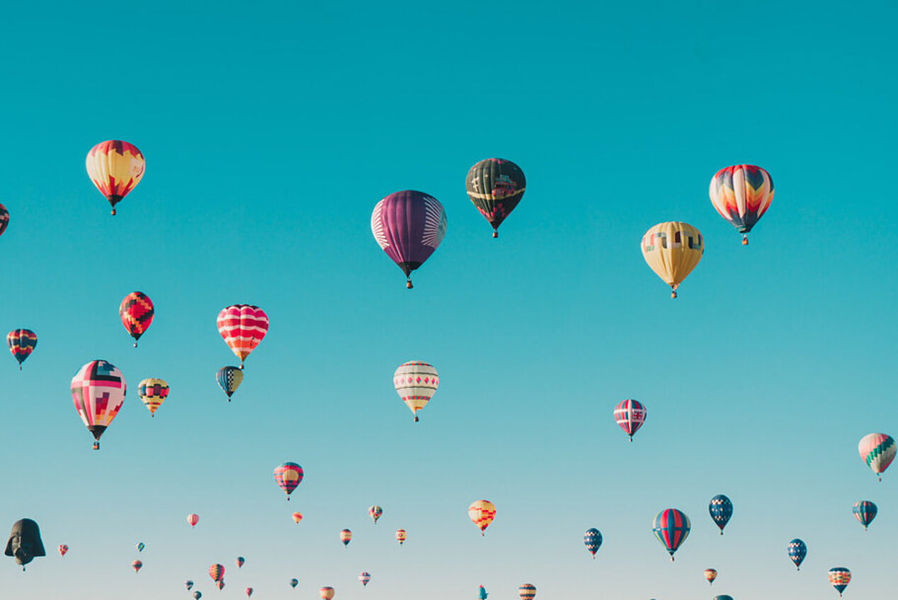 Heißluftballons am blauen Himmel