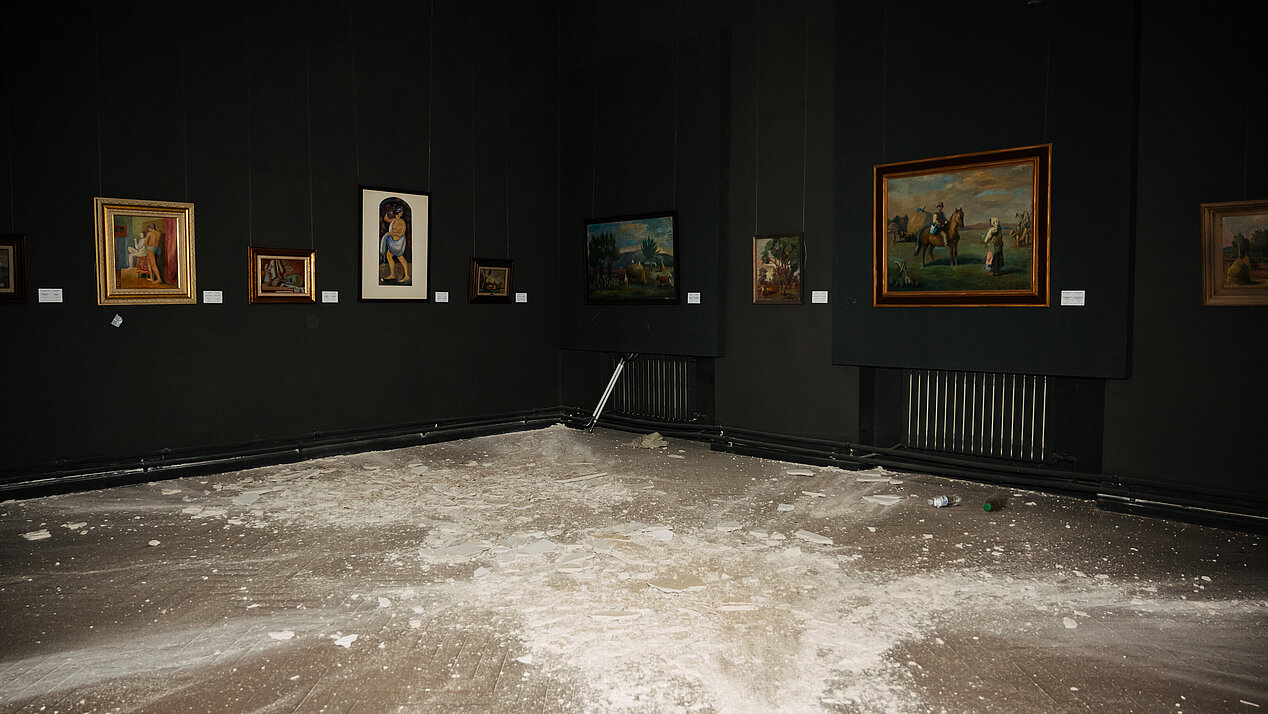 Here you can see some of the damage from the Russian attack on the art museum in Odesa. The paintings in the background are still intact, but there is a lot of broken glass on the floor. © Ivan Strahov