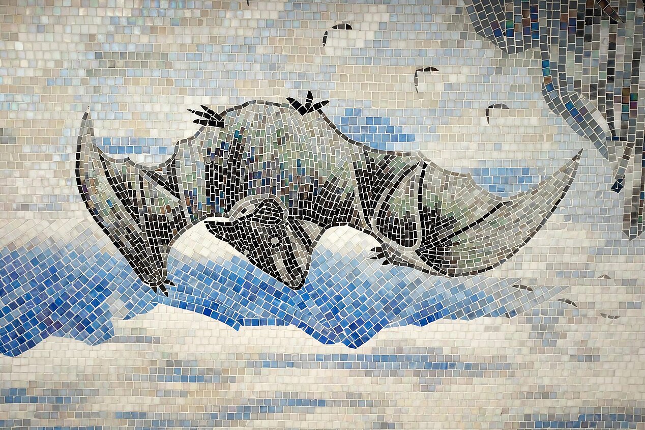 Auf dem Bild ist eine über Kopf hängende Fledermaus zu sehen. Es handelt sich um ein Werk des Duos Zheng Mahler, "What Is It Like to Be a Virtual Bat", das in der digitalen Ausstellung ARE YOU FOR REAL des ifa zu sehen ist und in der physischen Ausstellung "What Is It Like to Be A Bat" in der Kunsthalle Mainz.