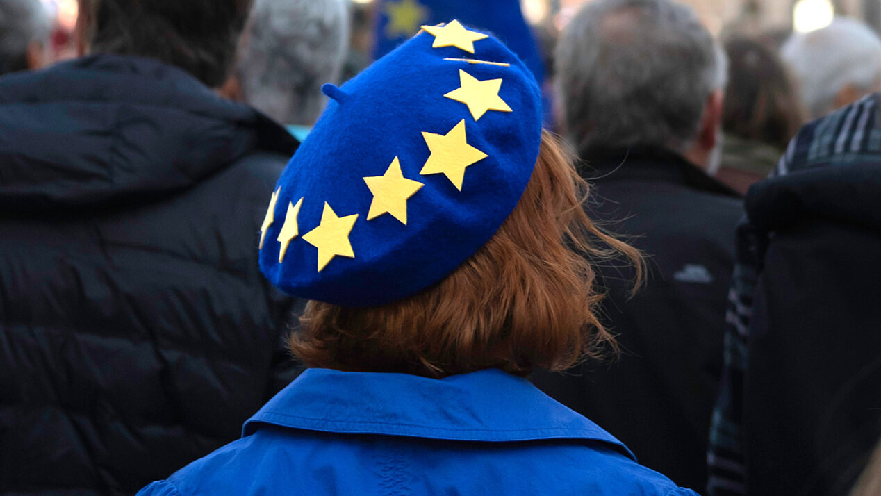 Mädchen mit blauer Mütze in den Farben der Europäischen Union