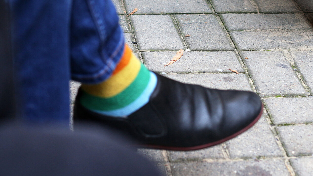Fuß mit Regenbogensocken
