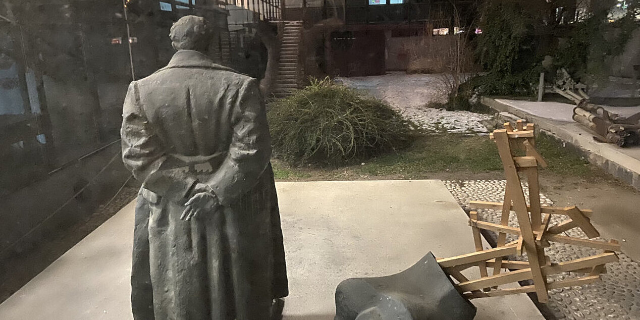 Statue of Tito in the Historical Museum of Bosnia and Herzegovina, Sarajevo, photograph of the statue from behind, view into the inner courtyard of the museum.