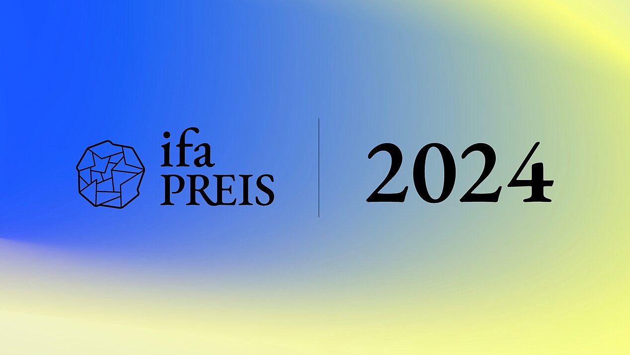 Man sieht die Grafik des ifa Preises. Es ist ein blau gelber Hintergrund und in der Mitte ist das Logo des ifa Preises zu sehen. Es sieht aus wie eine zusammengeknüllte Papierkugel. Danben steht "ifa Preis 2024".