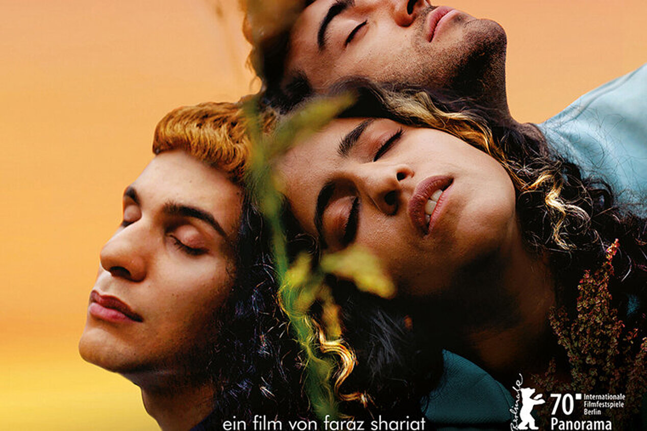 "FUTUR DREI" erzählt vom queeren Heranwachsen eines Sohnes iranischer Einwanderer.
